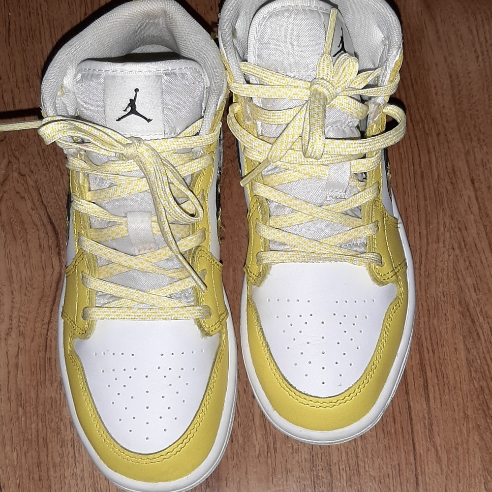 Jordan's 1 mid size 1